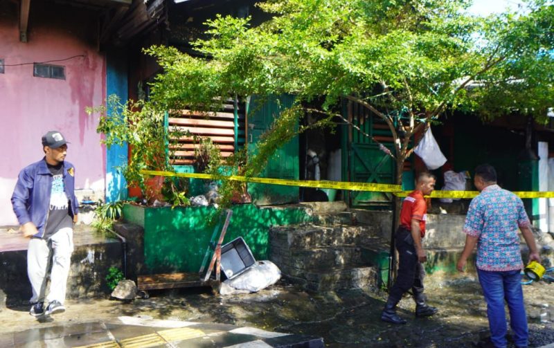 Polisi memang polis line dilokasi kebakaran rumah makan pak RT.(istimewa)