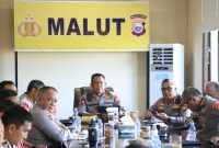 Kapolda Malut, Irjen Pol. Waris Agono hadiri launching dan sosialisasi Quick Wins Akselerasi Transformasi Polri melalui zoom meeting.(foto/humas)