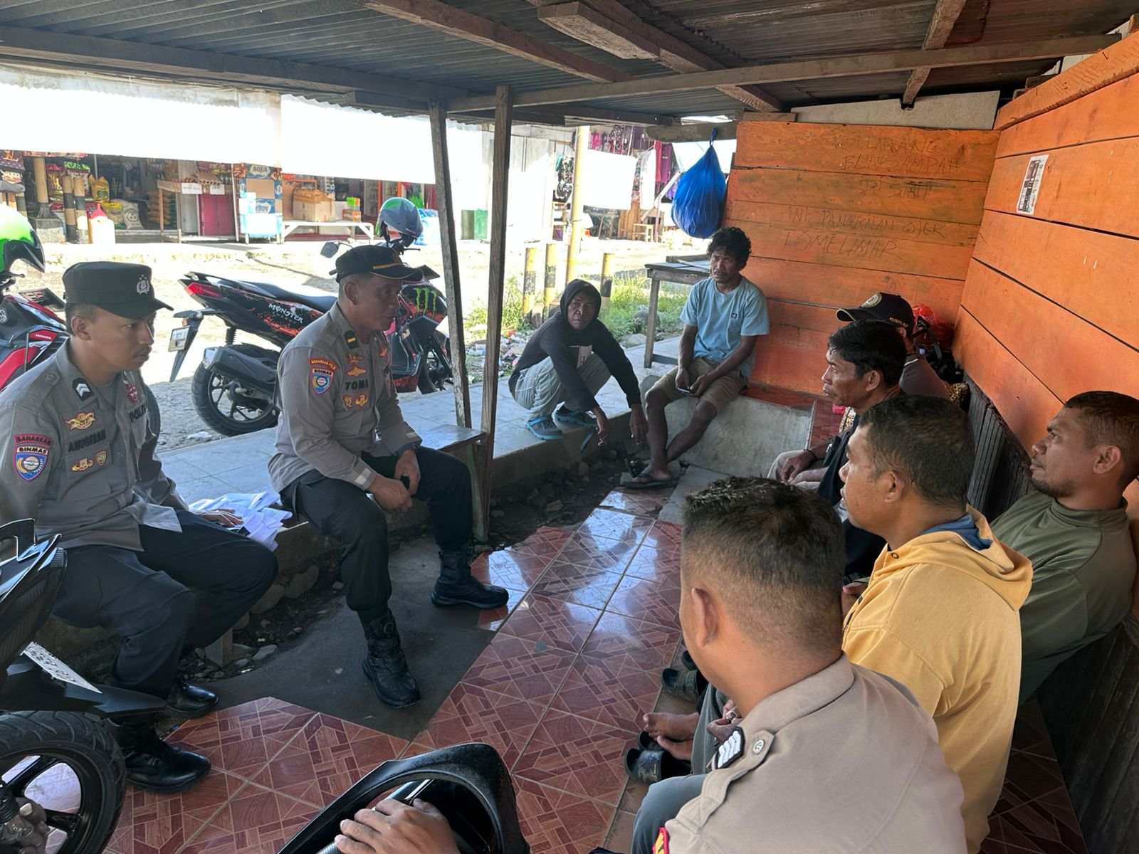 Polda Malut Gelar Jumat Curhat Di Pasar Galala Sofifi