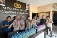 Polsek Pelabuhan Ahmad Yani amankan ratusan botol Miras diatas Kapal Uki Raya 04.(humas)