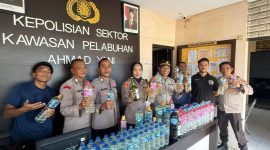 Polsek Pelabuhan Ahmad Yani amankan ratusan botol Miras diatas Kapal Uki Raya 04.(humas)