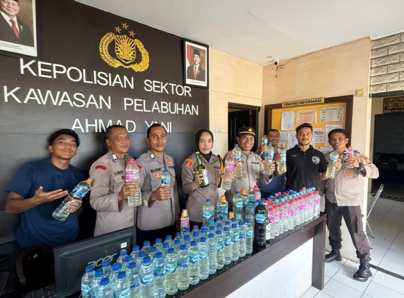 Polsek Pelabuhan Ahmad Yani amankan ratusan botol Miras diatas Kapal Uki Raya 04.(humas)