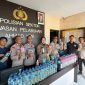 Polsek Pelabuhan Ahmad Yani amankan ratusan botol Miras diatas Kapal Uki Raya 04.(humas)