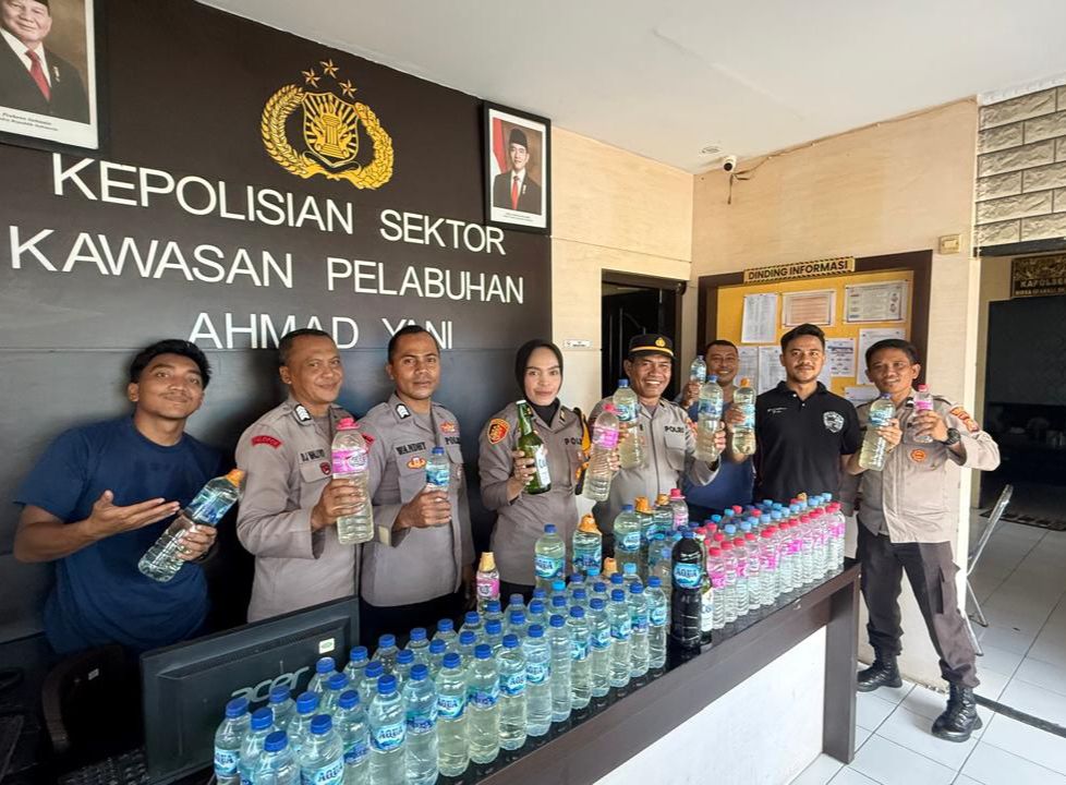 Ratusan Botol Minuman Keras Diamankan Di Kapal Uki Raya 04 Saat Berlabu Di Ternate