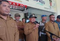 Bupati Pulau Morotai, Rusli Sibua temui massa aksi