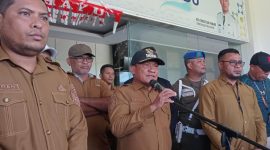 Bupati Pulau Morotai, Rusli Sibua temui massa aksi