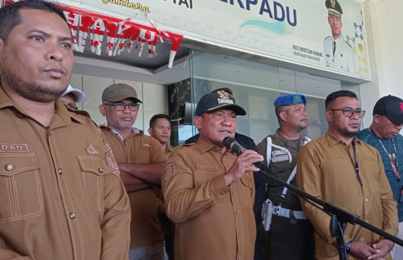 Bupati Pulau Morotai, Rusli Sibua temui massa aksi