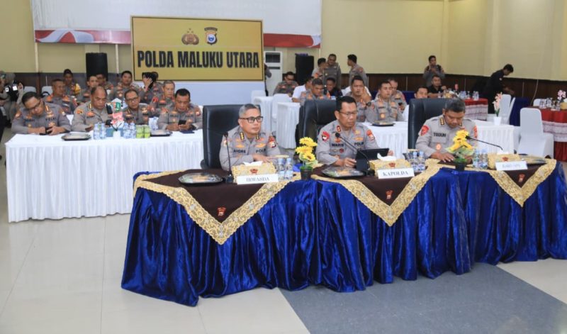 Kapolda Malut ikut dialog strategis lewat zoom meeting.(foto/humas)