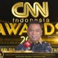 Bupati Halut, Dr. Piet Hein Babua menerima penghargaan CNN Awards tahun 2025.