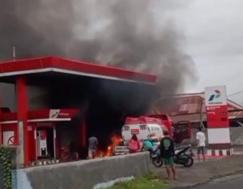 Pertashop di Desa Ori, Kecanatan Galela Selatan, terbakar saat pengsian ke penampung.(istimewa)