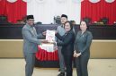Wakil Bupati Halut, Dr. Hi. Kasman Hi. Ahmad sampaikan dokumen KUA-PPAS ke DPRD Halut.(foto/humas) 