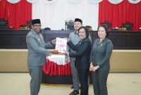 Wakil Bupati Halut, Dr. Hi. Kasman Hi. Ahmad sampaikan dokumen KUA-PPAS ke DPRD Halut.(foto/humas) 