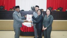 Wakil Bupati Halut, Dr. Hi. Kasman Hi. Ahmad sampaikan dokumen KUA-PPAS ke DPRD Halut.(foto/humas) 