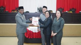 Wakil Bupati Halut, Dr. Hi. Kasman Hi. Ahmad sampaikan dokumen KUA-PPAS ke DPRD Halut.(foto/humas) 