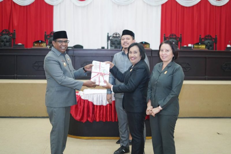 Wakil Bupati Halut, Dr. Hi. Kasman Hi. Ahmad sampaikan dokumen KUA-PPAS ke DPRD Halut.(foto/humas) 