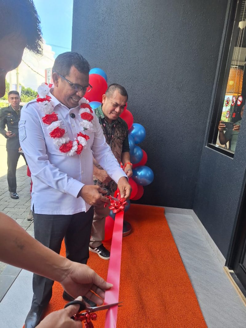 Wakil Bupati Halut, Dr. Hi. Kasman Hi. Ahmad resmikan grend opening KFC Tobelo 