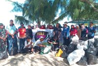 DLH Morotai bersama TNI pungut sampah di pantai Armydock.(istimewa) 