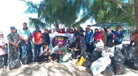 DLH Morotai bersama TNI pungut sampah di pantai Armydock.(istimewa) 