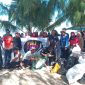 DLH Morotai bersama TNI pungut sampah di pantai Armydock.(istimewa) 