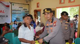 Kapolres Haltim, AKBP B. Kusuma Ardiansyah, berikan sembako kepasa masyarakat tidak mampu.(foto/humas