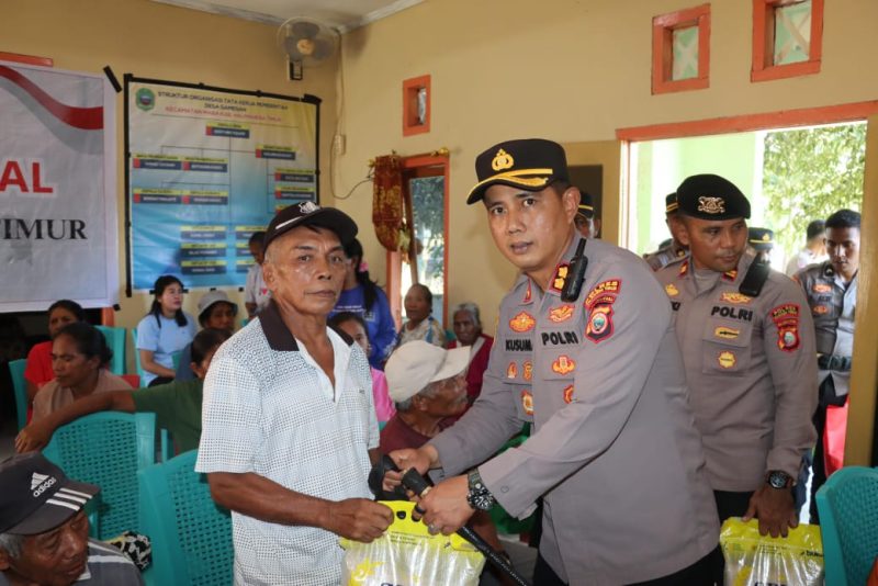Kapolres Haltim, AKBP B. Kusuma Ardiansyah, berikan sembako kepasa masyarakat tidak mampu.(foto/humas