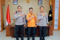 Kapolda Malut terima audiens dengan Inspektur Basarnas Brigjen TNI I Nyoman Parwata tengah, Kapolda Malut, Irjen Pol. Waris Agono kiri, dan Wakapol Malut Brigjen Stephen kanan.(foto/humas) 