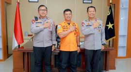 Kapolda Malut terima audiens dengan Inspektur Basarnas Brigjen TNI I Nyoman Parwata tengah, Kapolda Malut, Irjen Pol. Waris Agono kiri, dan Wakapol Malut Brigjen Stephen kanan.(foto/humas) 