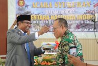 Syukuran HUT TNI ke-80, Wakil Bupati Halut, Dr. Hi. Kasman Hi. Ahmad memotong tumpeng.
