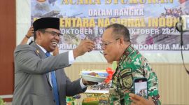 Syukuran HUT TNI ke-80, Wakil Bupati Halut, Dr. Hi. Kasman Hi. Ahmad memotong tumpeng.