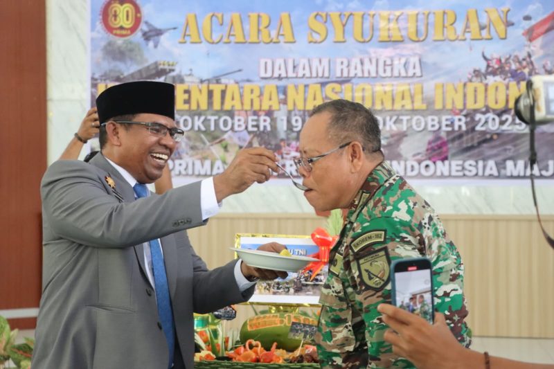 Syukuran HUT TNI ke-80, Wakil Bupati Halut, Dr. Hi. Kasman Hi. Ahmad memotong tumpeng.