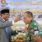 Syukuran HUT TNI ke-80, Wakil Bupati Halut, Dr. Hi. Kasman Hi. Ahmad memotong tumpeng.