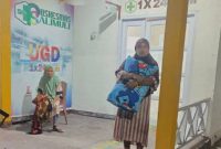 Pasien Diabetes yang dilarikan ke Puskesman Salimuli, namun tidak ada petugas Nakes, pasien terpaksan balik ke rumah.(istimewa)