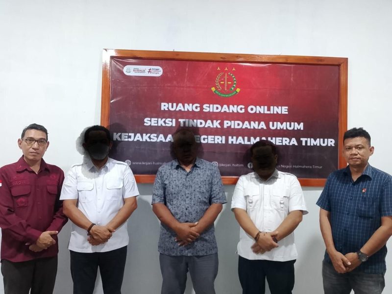 Polres Haltim serahkan tiga tersangka kasus korupsi perjalanan dinas fiktif. 