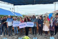 Wakil Bupati Halut, Dr. Hi. Kasman Hi. Ahmad serahkan kartu dan santunan BPJS Ketenagakerjaan.