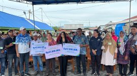 Wakil Bupati Halut, Dr. Hi. Kasman Hi. Ahmad serahkan kartu dan santunan BPJS Ketenagakerjaan.