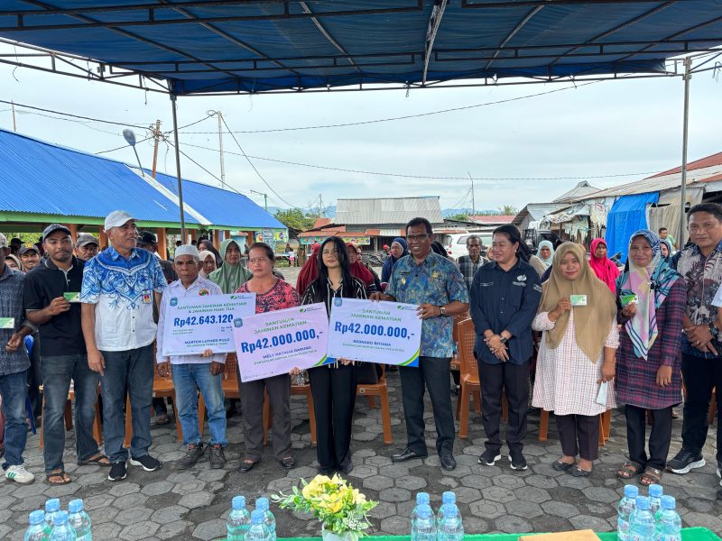 Wakil Bupati Halut, Dr. Hi. Kasman Hi. Ahmad serahkan kartu dan santunan BPJS Ketenagakerjaan.