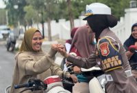 Satlantas Polres Halteng berikan edukasi kesslamatan kepada pengendara di Kota Weda.(foto/humas)