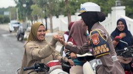 Satlantas Polres Halteng berikan edukasi kesslamatan kepada pengendara di Kota Weda.(foto/humas)