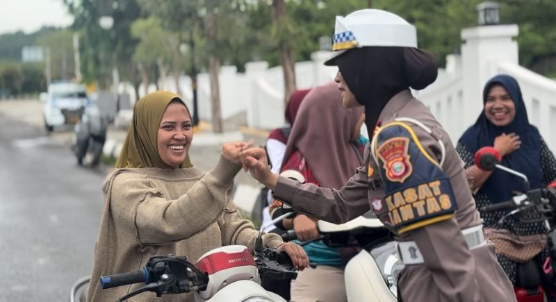 Satlantas Polres Halteng berikan edukasi kesslamatan kepada pengendara di Kota Weda.(foto/humas)