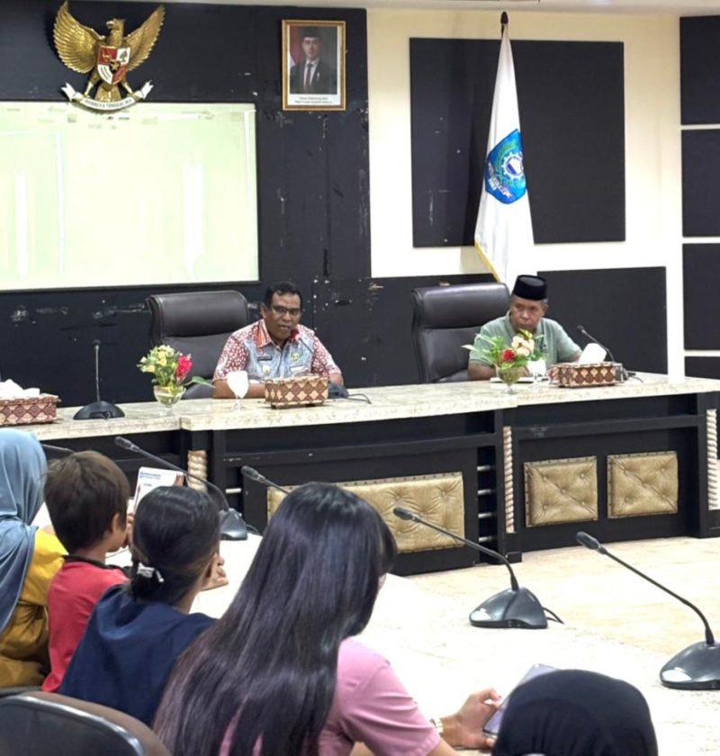 Wakil Bupati Halut, Dr. Hi. Kasman Hi. Ahmad pimpin rapat bersama para calon mahasiswa program kelas kerja atas hasil kerja sama dengan UMJ.