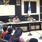 Wakil Bupati Halut, Dr. Hi. Kasman Hi. Ahmad pimpin rapat bersama para calon mahasiswa program kelas kerja atas hasil kerja sama dengan UMJ.