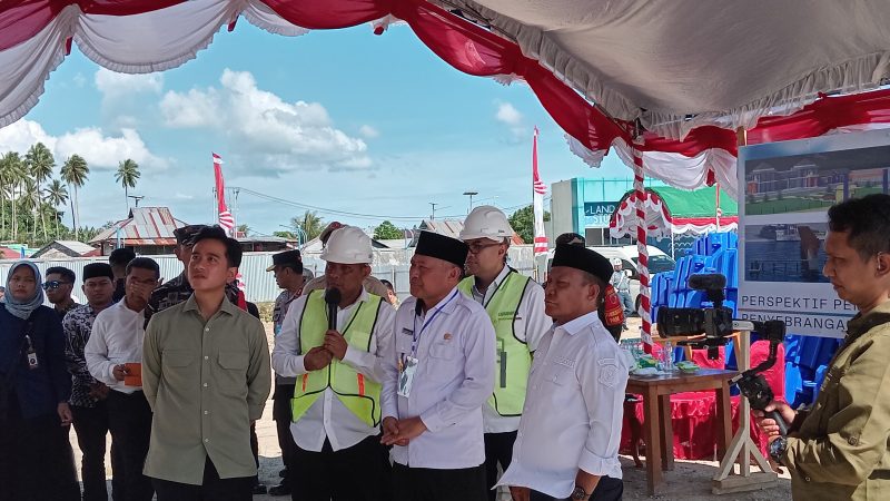 Wakil Presiden RI, Gibran Rakabuming Raka di dampingi Wakil Gubernur Malut, Sarbin Sehe dan Bupati Pulau Morotai, Rusli Sibua, tinjau pembangunan pelabuhan Daruba.