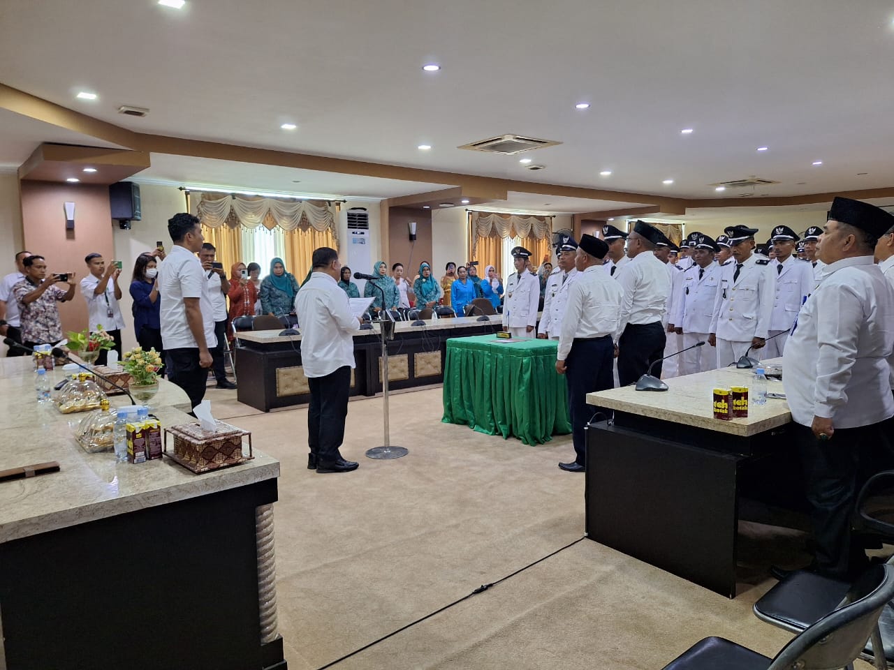 Bupati Halut Resmi Lantik 34 Kepala Desa, Tegaskan Tak Ada Lagi Gaya Kerja “Tiba Saat Tiba Akal”