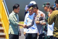 Kujungi ibu Kota Provinsi Maluku Utara, Wakil Presiden RI langsung dikawal ketat, Wapres RI berjabat tangan dengan Kapolda Malut.(foto/humas)