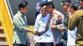 Kujungi ibu Kota Provinsi Maluku Utara, Wakil Presiden RI langsung dikawal ketat, Wapres RI berjabat tangan dengan Kapolda Malut.(foto/humas)