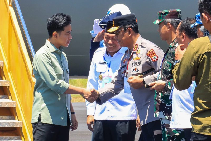 Kujungi ibu Kota Provinsi Maluku Utara, Wakil Presiden RI langsung dikawal ketat, Wapres RI berjabat tangan dengan Kapolda Malut.(foto/humas)