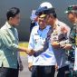 Kujungi ibu Kota Provinsi Maluku Utara, Wakil Presiden RI langsung dikawal ketat, Wapres RI berjabat tangan dengan Kapolda Malut.(foto/humas)