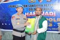 Kabid Propom Polda Malut, Kombes Pol. Indrapramana, menyerahkan satunan kepada warga.(foto/humas)