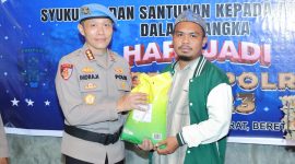 Kabid Propom Polda Malut, Kombes Pol. Indrapramana, menyerahkan satunan kepada warga.(foto/humas)