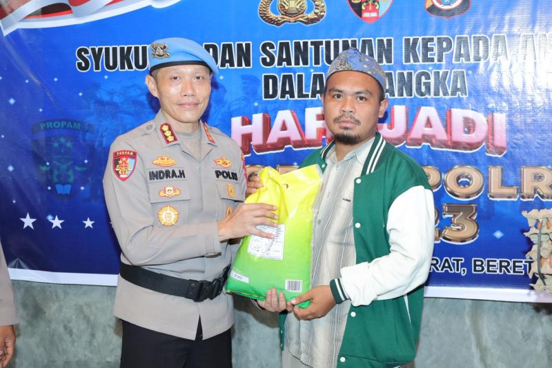 Kabid Propom Polda Malut, Kombes Pol. Indrapramana, menyerahkan satunan kepada warga.(foto/humas)